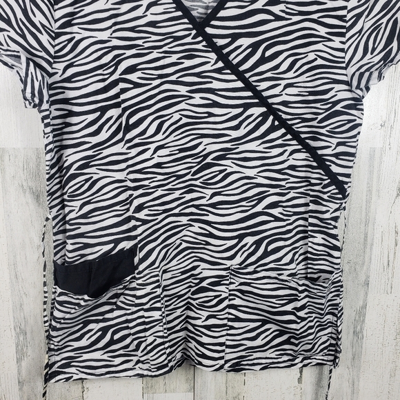 B scrubs black and white zebra print scrub top women's size medium - Picture 2 of 10